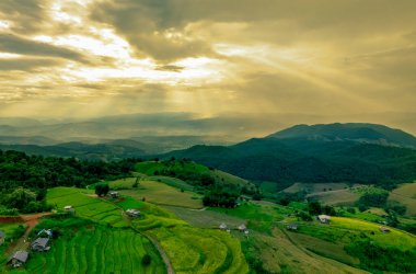 Güzel tepeler, dramatik bulutlarla vurgulanmış, yumuşak altın ışıkla yıkanmış canlı yeşil tarlalar sergiliyor. Çarpıcı bir kırsal alan doğanın dinginliğini ve güzelliğini gözler önüne sermek için mükemmel..