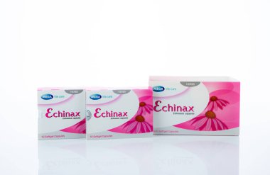 CHONBURI, THAILAND-HAZİRAN 30, 2023: Echinax kapsülleri. Ekinezya özü. Doğal bağışıklık sistemi takviyesi ve mevsimsel soğuk algınlığı. Bitkisel bağışıklık sistemi desteği. İlaç şişirme ambalajı