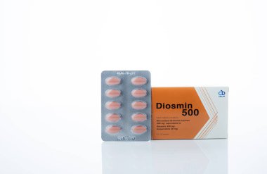 CHONBURI, THAILAND-OCETOBER 8, 2023: Diosmin tableti su toplaması ve kutu ambalajı. Hemoroitler için ilaç tedavisi ve flavonoid hesperidin kombinasyonlu venöz dolaşım bozuklukları..