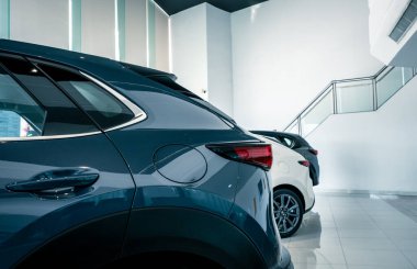 Araba lüks bir galeride park edilmiş. Araba galerisi ofisi. Araba galerisi işi. Modern galeriye park edilmiş yeni bir araba. Satılık ve kiralık araba. Otomobil kiralama ve sigorta. Elektrikli otomobil.