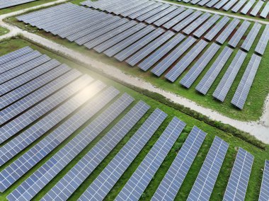 Güneş çiftliği ve güneş ışığı. Yeşil enerji için güneş enerjisi. Sürdürülebilir yenilenebilir enerji. Fotovoltaik elektrik santrali ya da güneş parkı. Güneş paneli kurulumu ve bakım konsepti. Enerji sürdürülebilirliği.