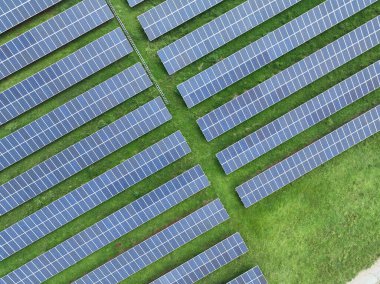 Geniş güneş paneli çiftliğinin havadan görünüşü. Yenilenebilir enerji teknolojisi ve modern çevre dostu güç üretimi için sürdürülebilir elektrik üretimi. Güneş paneli kurulumu.