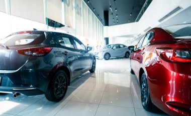 Araba lüks bir galeride park edilmiş. Araba galerisi ofisi. Araba galerisi işi. Modern galeriye park edilmiş yeni bir araba. Satılık ve kiralık araba. Otomobil kiralama ve sigorta. Elektrikli otomobil.