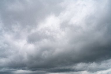 Yağmurlu mevsim fırtınasından, kasvetli ve kasvetli havadan önce gri ve beyaz bulutlarla dolu dramatik bulutlu bir gökyüzü. İklim, meteoroloji ve atmosfer. Hava tahminleri, iklim değişikliği arka planı.