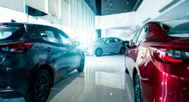 Satılık ve kira için yeni elektrikli bir araçla lüks araba galerisi, şık tasarım, temiz enerji ve şehir ulaşımı manzarasını şekillendiren otomotiv yeniliği..