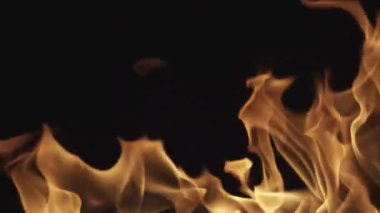 Siyah arka planda bir ateş alevi yanar