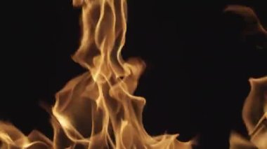 Siyah arka planda bir ateş alevi yanar