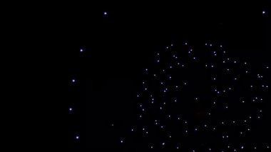 Parlak güzel havai fişekler, siyah bir arka planda uçan havai fişekler.