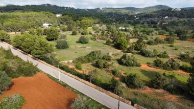 İbiza 'daki kahverengi bir manzaranın insansız hava aracı görüntüsü (İspanya)