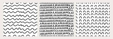 Çeşitli soyut şekillere sahip, kusursuz desenler. Mürekkep ve keçeli kalemle çizilmiş arka planlar. İskandinav tarzında çizgiler, çizgiler ve vuruşlar. Vektör