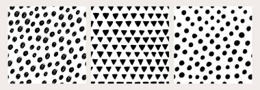 El çizimi kusursuz desen ayarlandı. Siyah ve beyaz daireler ve üçgenler. Minimalist ve oyuncu tasarım, bebek tekstili, bebek dekorasyonu, duvar kağıtları, ambalaj kağıdı ve yaratıcı projeler için mükemmel..