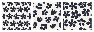 Soyut lacivert tropikal çiçeklerle süslenmiş kusursuz çiçek desenleri. Modern el yapımı botanik baskılar tekstil, duvar kağıtları, ambalaj kağıtları ve yaz tasarımları için mükemmeldir..