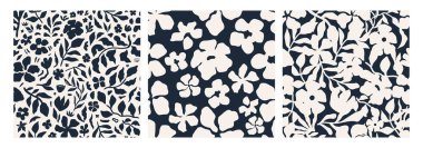 Siyah ve krem rengi kalın çiçekli ve botanik siluetleri içeren soyut, dikişsiz desenler. El çizimi modern tasarım tekstil, ambalaj, duvar kağıdı ve dijital projeler için mükemmeldir..