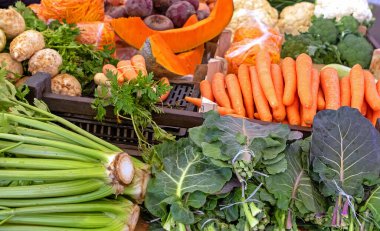 Taze organik yaprak yeşil sebzeler pazarda satılıyor.