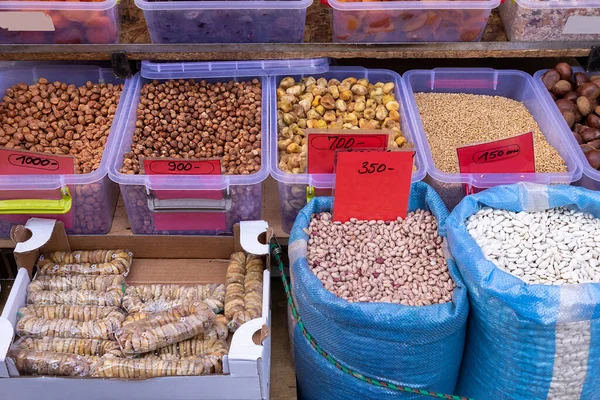 Njurbönor Säckar Och Vete Plastbehållare Med Nötpåsar Som Säljs Marknaden — Stockfoto