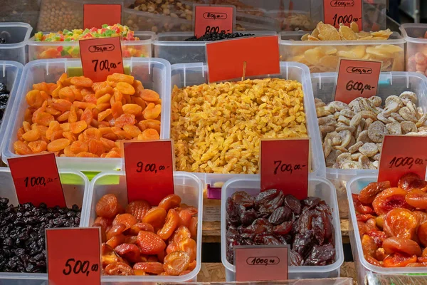 Färska Ekologiska Torra Frukter Plastbehållare Som Säljs Marknaden Utanför — Stockfoto