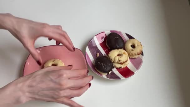 Weibliche Hände Arrangieren Süße Plätzchen Auf Keramiktellern — Stockvideo