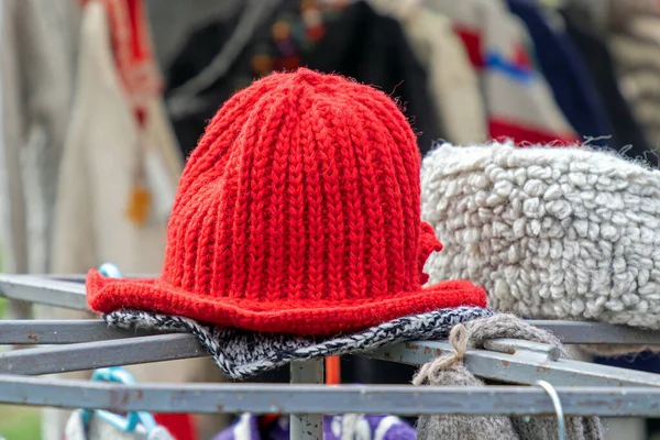 屋外市場の屋台で販売されるウール暖かい冬の帽子 — ストック写真