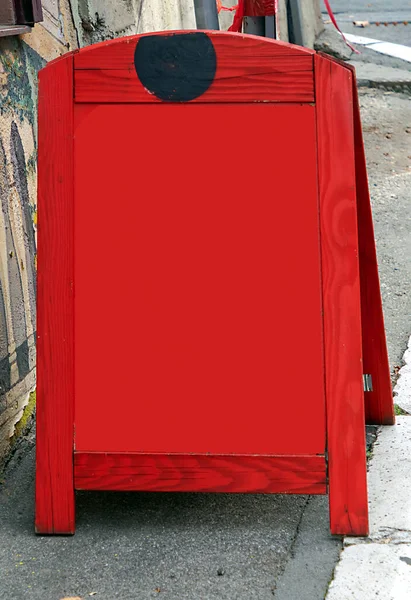 Cavalletto Legno Rosso Vuoto Strada Con Spazio Copia Testo Commerciale — Foto Stock