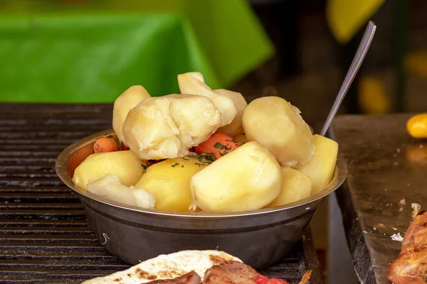 Gekookte Geschilde Witte Aardappelstapel Metalen Kom — Stockfoto