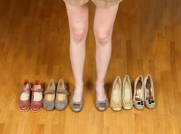 Γυναικεία Πόδια Που Φορούν Άνετα Επίπεδα Παπούτσια Άλλα Μοντέλα Γύρω — Φωτογραφία Αρχείου