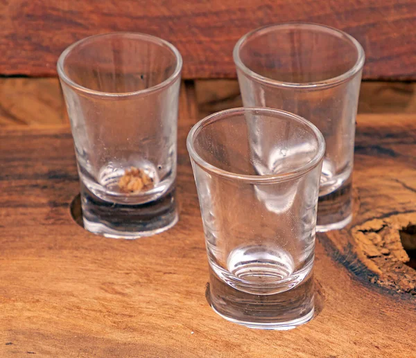 Невеликі Скляні Постріли Відновленому Дерев Яному Лотку — стокове фото