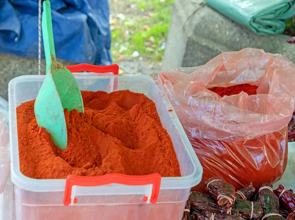 市集摊位上出售的塑胶盒内滚烫的红辣椒 — 图库照片