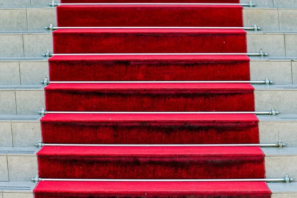 Alfombra Roja Escalera Piedra Exterior Que Conduce Entrada Del Edificio —  Fotos de Stock