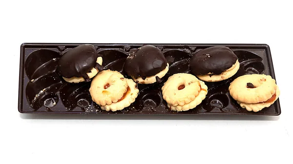 Édes Csokoládé Cookie Vajjal Műanyag Tálcán Izolált Fehér Alapon — Stock Fotó