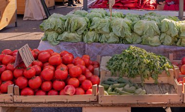 Yerel pazarda taze organik sebze yığınları