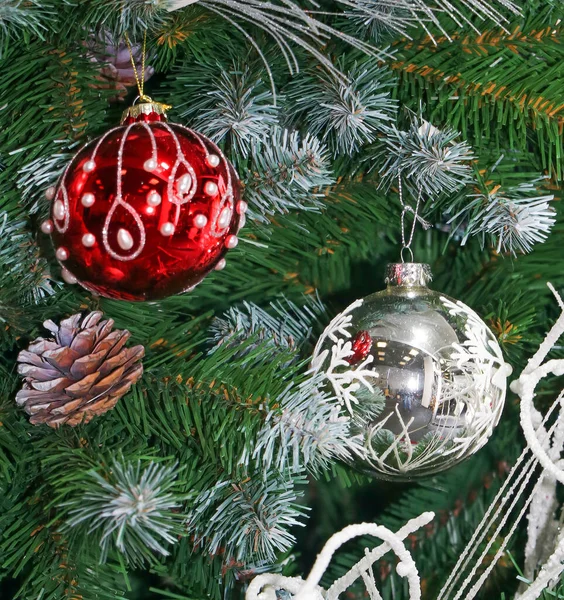 Grote Kerstboom Ornamenten Opknoping Een Tak Bedekt Met Sneeuw — Stockfoto