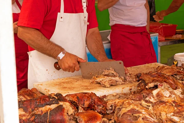 Hombre Usando Astuto Para Cortar Carne Asada Venderla Puesto Feria — Foto de Stock