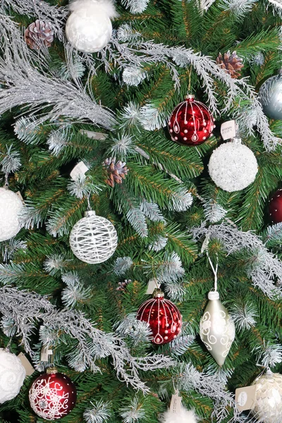 圣诞树的细部 装饰着闪闪发光的装饰品 — 图库照片