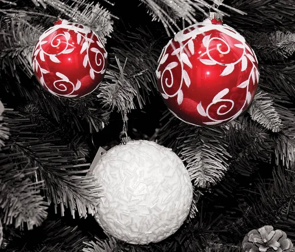 Siyah Beyaz Arka Planda Kırmızı Süslemeleri Olan Noel Dekoru — Stok fotoğraf