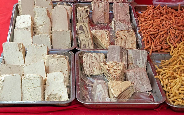 当地市场上出售的传统阿拉伯糖果 在油炸小吃旁边出售 — 图库照片