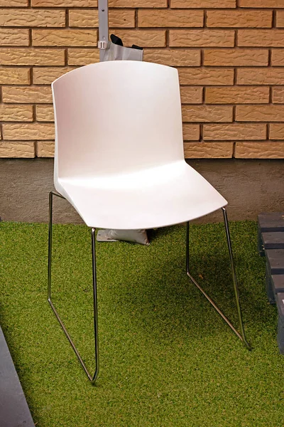 Cadeira Plástico Moderno Fora Frente Parede Tijolo — Fotografia de Stock