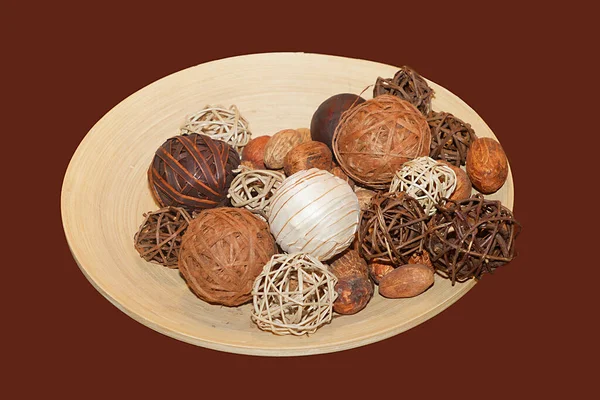 Bolas Decorativas Plato Madera Sobre Mesa Marrón —  Fotos de Stock