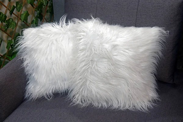 坐在沙发角落里的装饰毛绒绒的白色枕头 — 图库照片