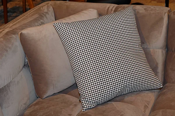 室内沙发角落里的纺织品装饰枕头 — 图库照片