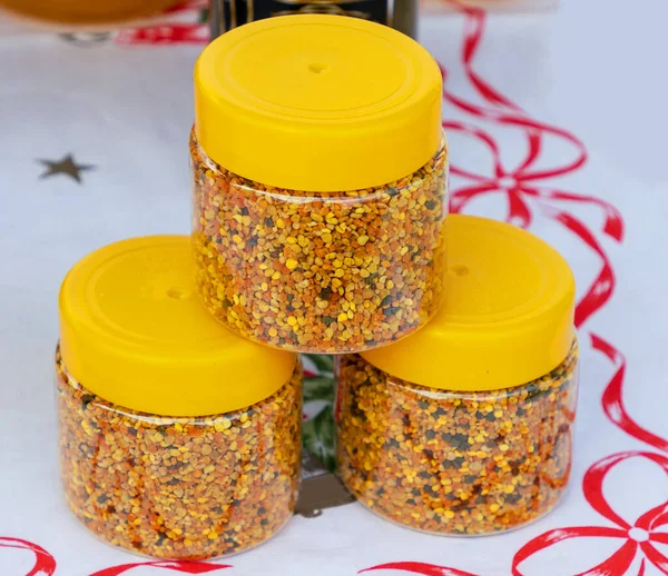 Gesundes Bienenpollengranulat Kunststoffbehältern Auf Dem Markt — Stockfoto