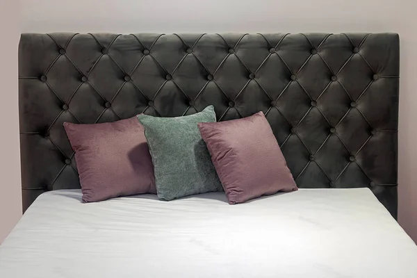 カラフルなモダンなベッド 上に装飾的なテキスタイル枕 — ストック写真
