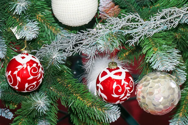 緑の枝に吊るされたクリスマスツリーの飾り — ストック写真