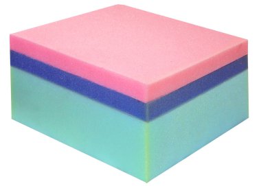 Beyaz arkaplanda renkli yumuşak süngerler yığını