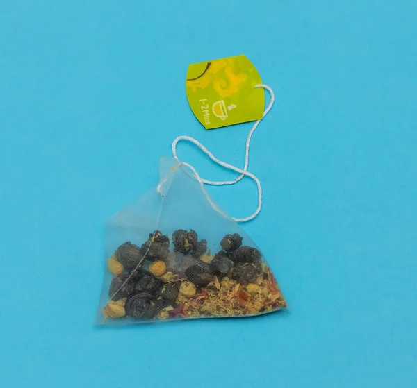 Пирамида Чайный Пакетик Зеленого Жемчуга Жасмина Изолированы Синем Фоне — стоковое фото