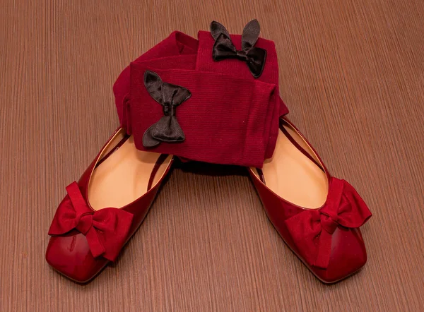 1階にフラットバレリーナの特許革の赤の靴と靴下 — ストック写真