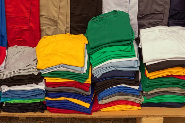 Stapel Bunter Baumwollhemden Auf Dem Markt Draußen Verkauft — Stockfoto