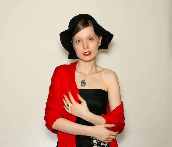 Joven Dama Con Ropa Elegante Sombrero Negro Bufanda Roja Accesorios — Foto de Stock