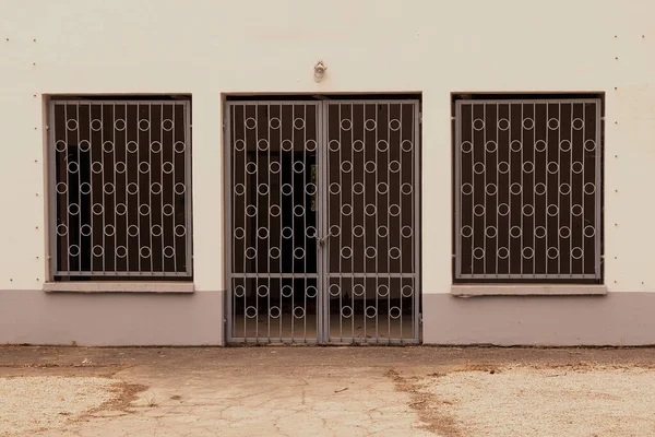 外壁に南京錠で閉めた金属製の柵 — ストック写真