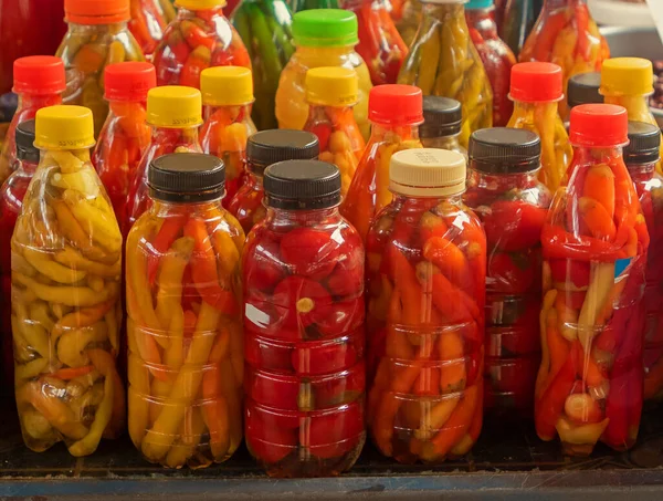 Konserviertes Plastikflaschen Und Glasgefäßen Eingelegtes Bio Gemüse Wird Marktständen Freien — Stockfoto