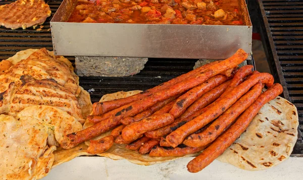 传统节日期间 市场摊位出售烤猪肉腊肠 烤包心菜和玉米饼 — 图库照片